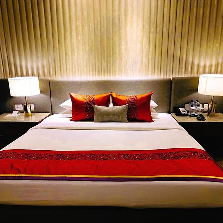 Vivanta Kolkata Em Bypass Exteriör bild A bed runner