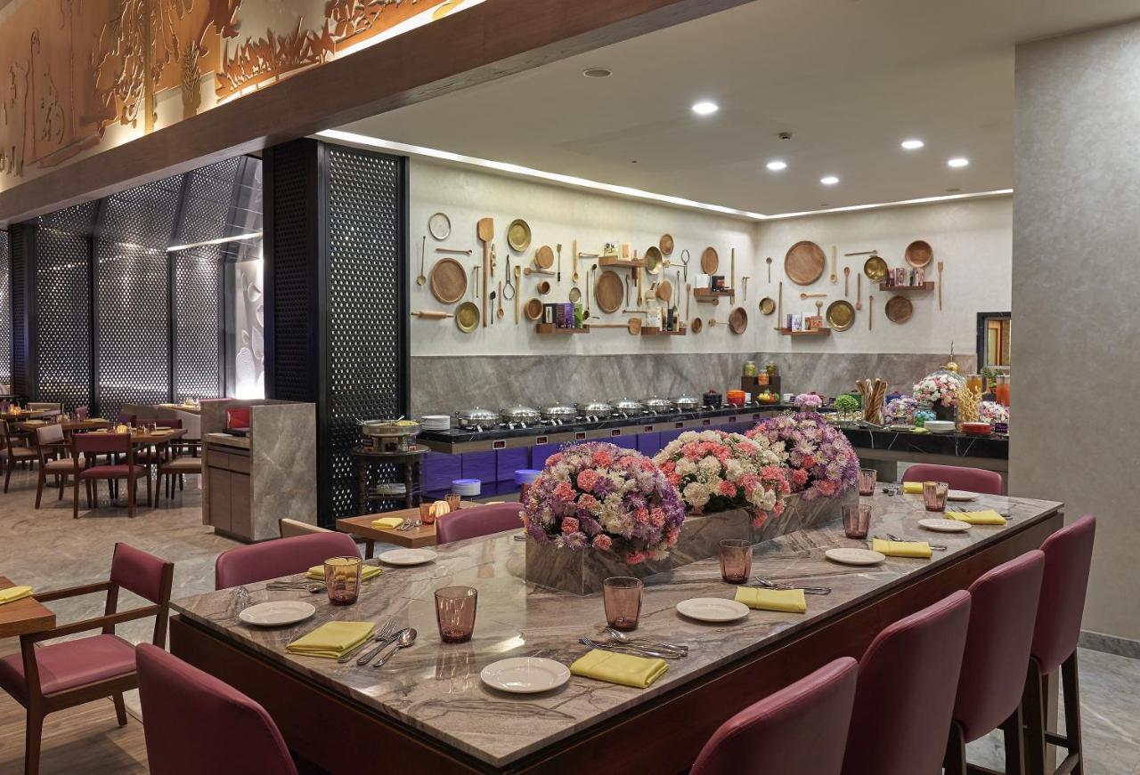 Vivanta Kolkata Em Bypass Exteriör bild The buffet at the hotel