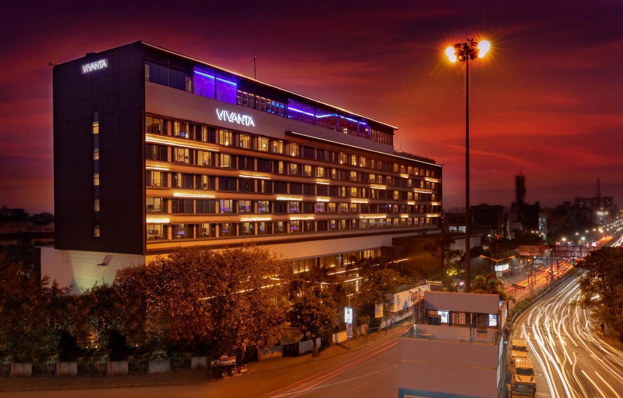 Vivanta Kolkata Em Bypass Exteriör bild The hotel at night