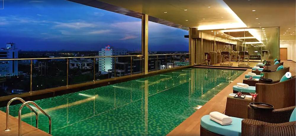 Vivanta Kolkata Em Bypass Exteriör bild The pool at the 39th floor