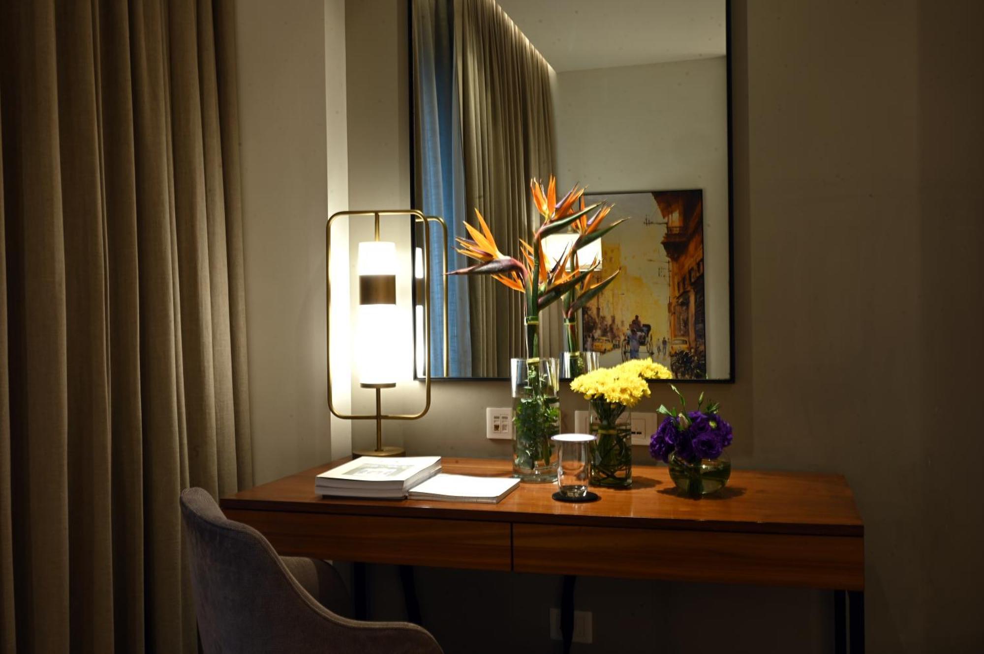 Vivanta Kolkata Em Bypass Exteriör bild A desk in a hotel room