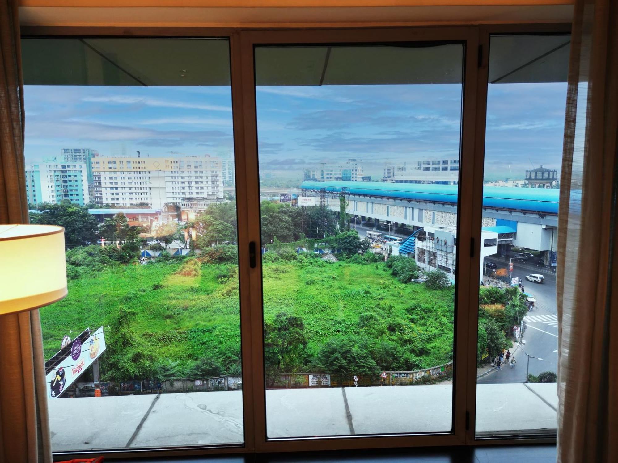 Vivanta Kolkata Em Bypass Exteriör bild View of the station from a nearby hotel