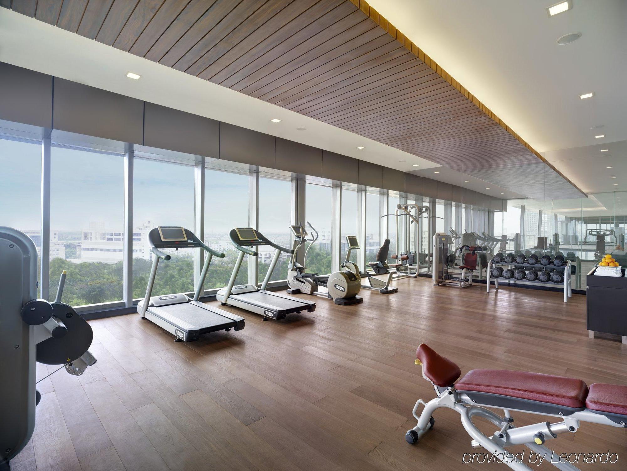 Vivanta Kolkata Em Bypass Exteriör bild The gym at the hotel