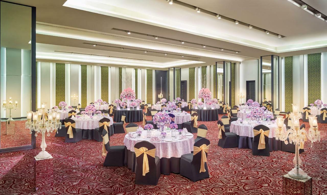 Vivanta Kolkata Em Bypass Exteriör bild The ballroom at the hotel